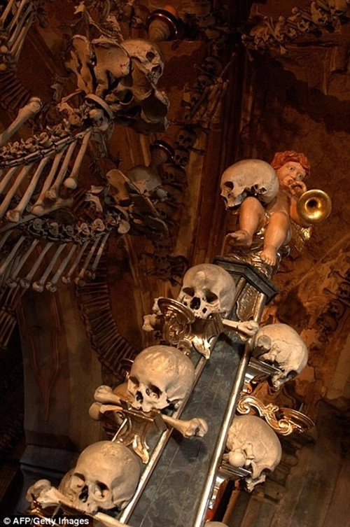 Kì lạ nhà thờ được trang trí bởi hơn 70000 bộ xương người - 8