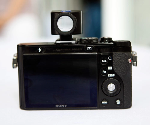 Máy ảnh compact full-frame của sony giá gần 60 triệu - 3