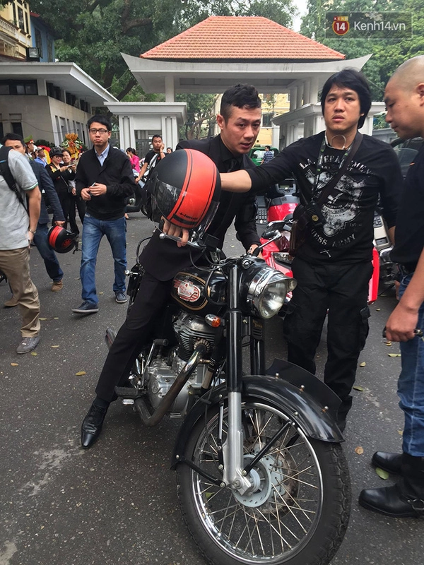 Mc anh tuấn chạy môtô của trần lập trong buổi diễu hành đưa tiễn đầy nước mắt - 3