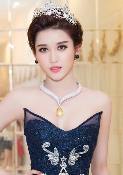 Ngọc trinh huyền lizzie trang điểm đẹp với lớp nền trong suốt - 5