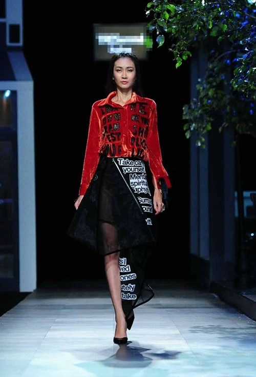 Những con chữ trang sách đã nhảy múa trên sàn catwalk như thế nào - 13