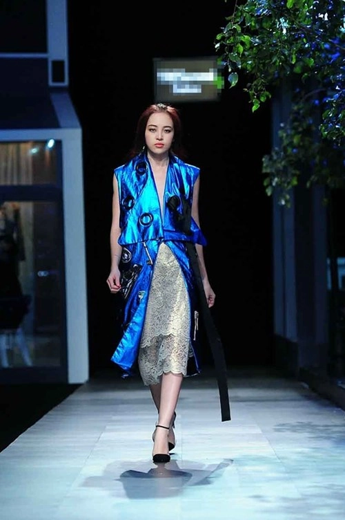 Những con chữ trang sách đã nhảy múa trên sàn catwalk như thế nào - 14