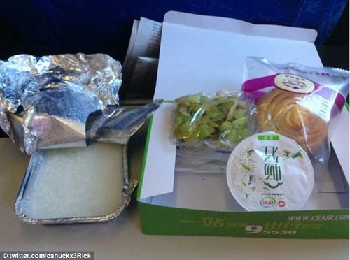 Những món ăn kinh dị trên máy bay bạn không dám tin là thật - 12
