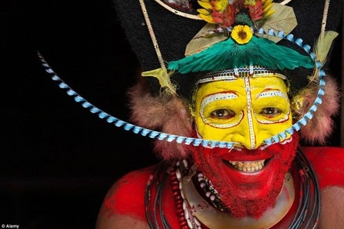 Những trang phục kỳ lạ của các bộ tộc trên thế giới - 7