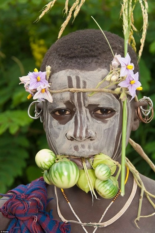 Những trang phục kỳ lạ của các bộ tộc trên thế giới - 9