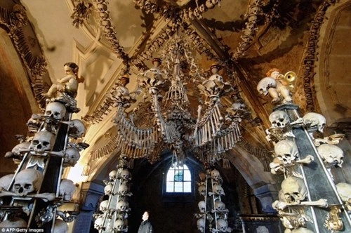 nổi gai ốc với nhà thờ làm từ hàng chục ngàn bộ xương người - 2