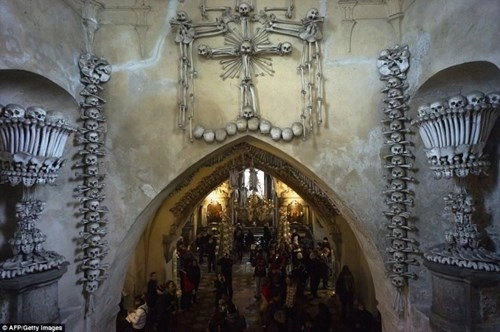 nổi gai ốc với nhà thờ làm từ hàng chục ngàn bộ xương người - 8