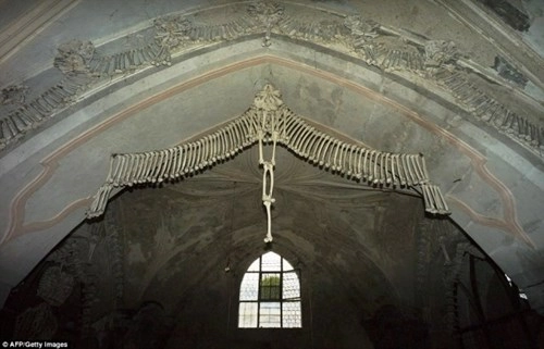 nổi gai ốc với nhà thờ làm từ hàng chục ngàn bộ xương người - 11