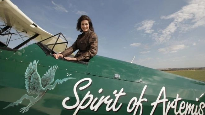 Nữ phi công du lịch qua 23 nước bằng máy bay cổ biplane 1942 - 1