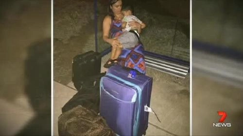 Phụ nữ mang thai ngủ lại bến xe do không được lên máy bay - 1