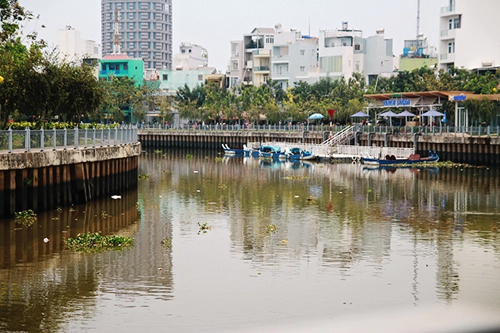 Rác ngáng đường du thuyền trên kênh nhiêu lộc - 1