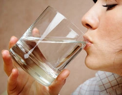 Thiếu canxi uống ít nước dễ dẫn đến sỏi thận - 1