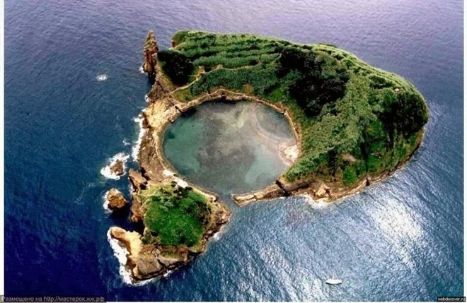 Tiểu đảo lạ kỳ được sinh ra từ miệng núi lửa - 1