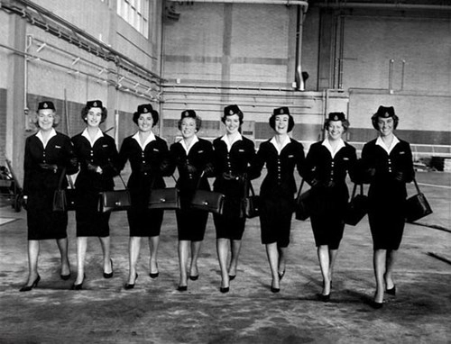 Trang phục của nữ tiếp viên hàng không thay đổi như thế nào - 7