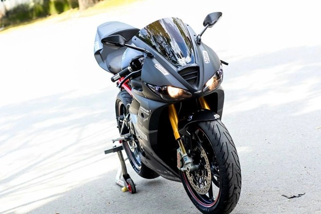 Triumph daytona 650 độ mạnh mẽ cùng dàn áo được sơn tem đấu - 4