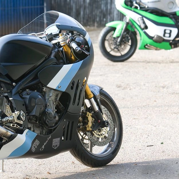 Triumph daytona 675 độ phong cách retro-gp - 4