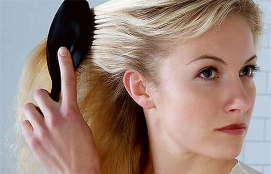 10 thói quen xấu khiến mái tóc dài suông mượt của bạn gái trở nên xơ xác gãy rụng - 3