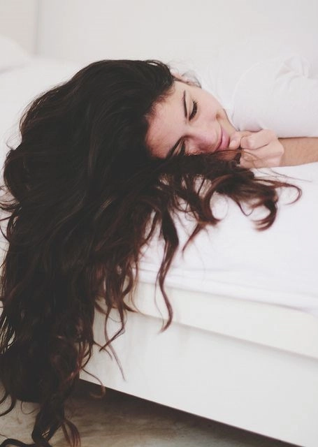 8 lý do gây rụng tóc bạn vô tình mắc phải khi làm đẹp hàng ngày - 1