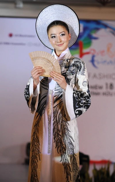 Áo dài việt khoe sắc bên hanbok hàn - 1