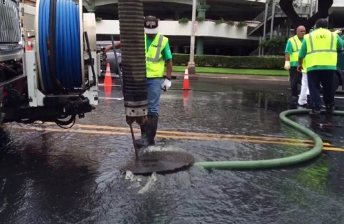 Bãi biển hawaii đóng cửa vì sự cố tràn nước thải - 1