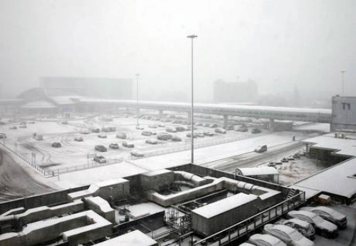 Bão tuyết khiến nhiều khách du lịch bị kẹt tại sân bay anh - 1
