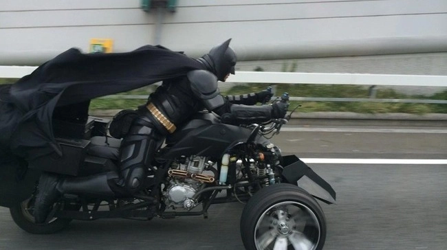 batman biker chạy xế độ siêu khủng trên đường phố nhật bản - 1