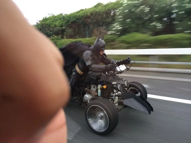 batman biker chạy xế độ siêu khủng trên đường phố nhật bản - 2