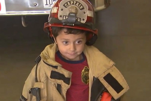 Bé 5 tuổi cứu gia đình khỏi hỏa hoạn sau 2 ngày học về phòng cháy - 1