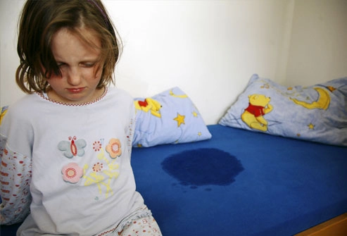 Bé đột nhiên tè dầm coi chừng dấu hiệu stress - 1
