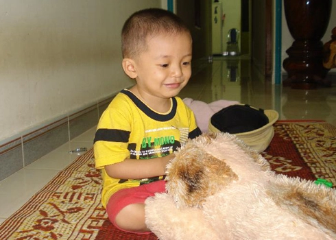 Bé tạo dáng cùng đồ chơi - 1