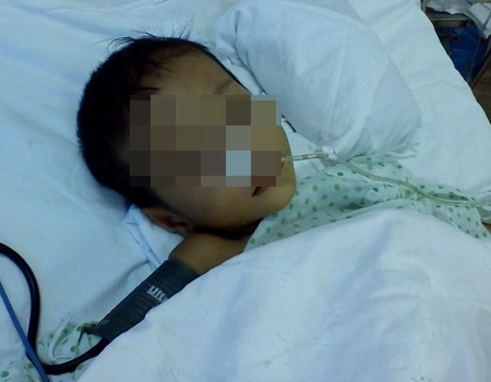 Bé trai 3 tuổi vỡ gan dập tinh hoàn nghi bị bố dượng đánh - 1