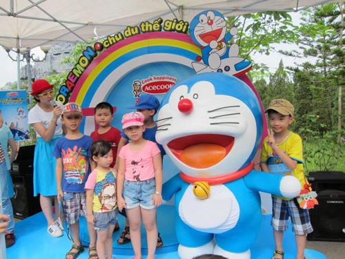 Bé vui hè cùng mèo máy doraemon - 1