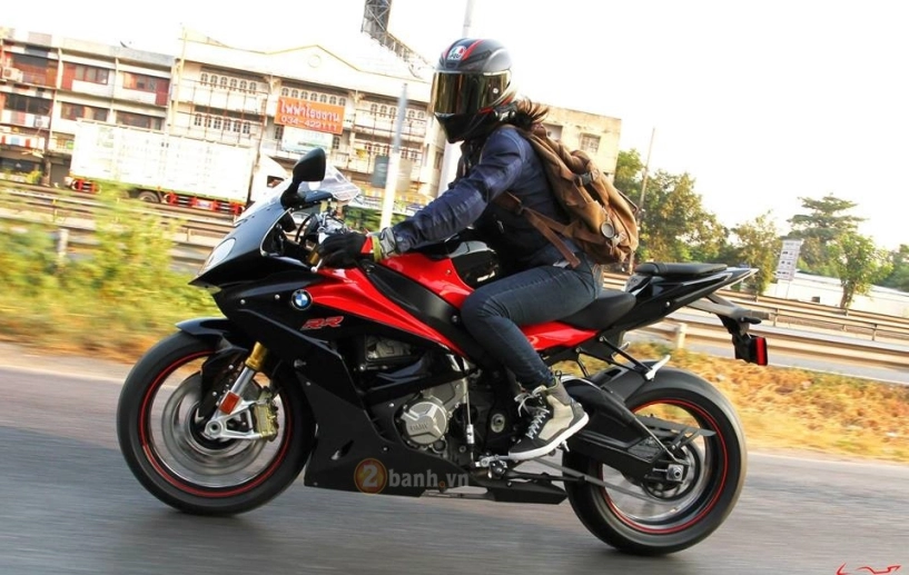 Bmw s1000rr 2016 phiên bản đỏ đen của nữ biker 18 tuổi - 1
