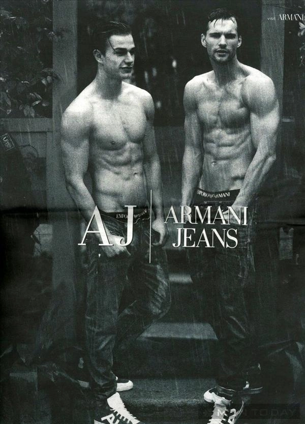 Bụi bặm đầy nam tính với thời trang armani jeans - 1