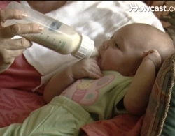Cách an toàn khi cho bé uống sữa bình - 1