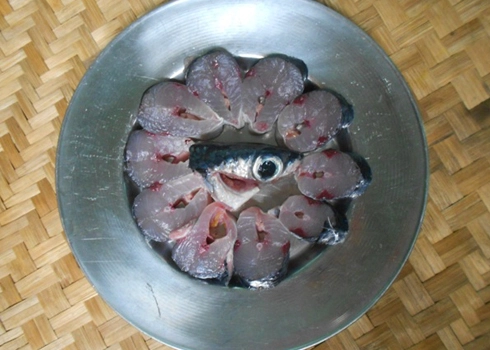 Canh chua nấu cá chuồn thanh mát ngày hè - 2