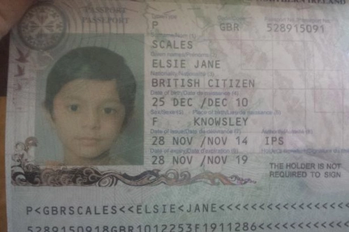 Chàng trai bí ẩn xuất hiện trên hộ chiếu bé gái 3 tuổi - 1