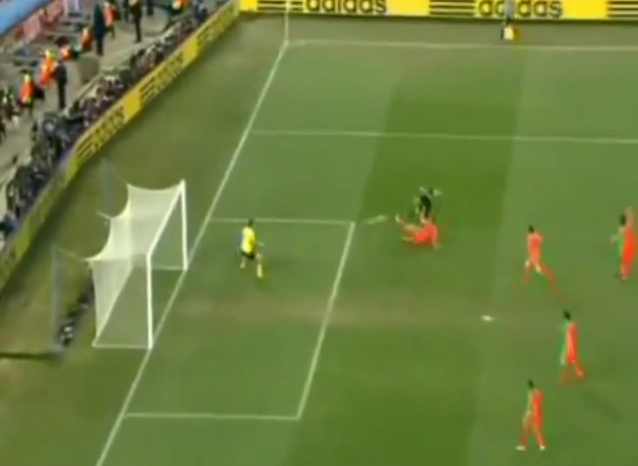 clip bàn thắng vàng của iniesta đưa tây ban nha lên ngôi vô địch - 1