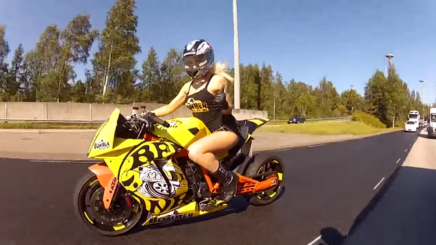 clip nữ biker nóng bỏng thuần phục ktm rc8 phiên bản độ bee-drifter - 1