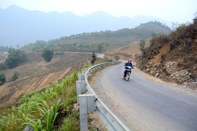 Cung đường hấp dẫn phượt thủ với nhiều khúc cua tay áo - 1