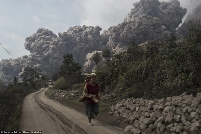 Cuộc sống đau thương dưới chân núi lửa phun trào ở indonesia - 1