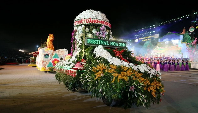Đà lạt rực rỡ đêm khai mạc festival hoa 2013 - 4
