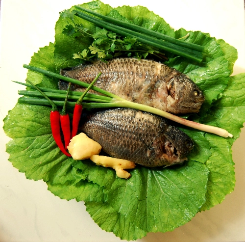 Đậm đà canh cải xanh nấu cá rô - 1