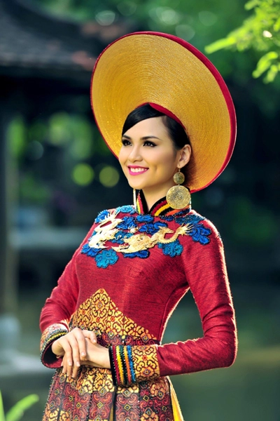 Diễm hương mang áo dài thổ cẩm đến miss universe - 2