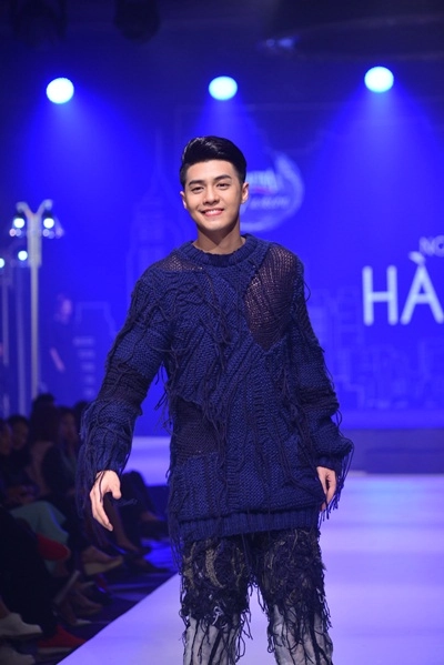 Đoan trang noo phước thịnh lần đầu diễn catwalk - 1