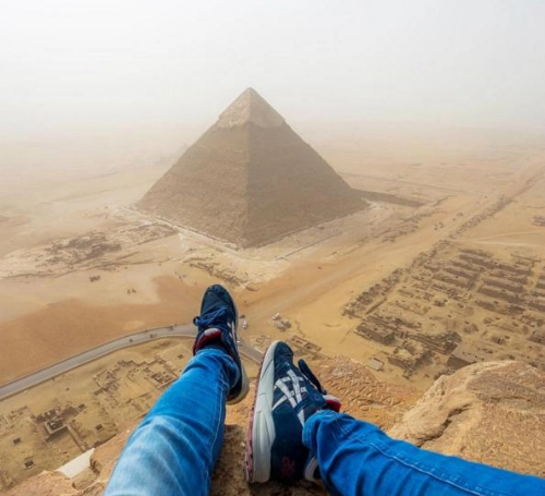 Du khách leo đỉnh kim tự tháp bị cấm đến ai cập suốt đời - 1