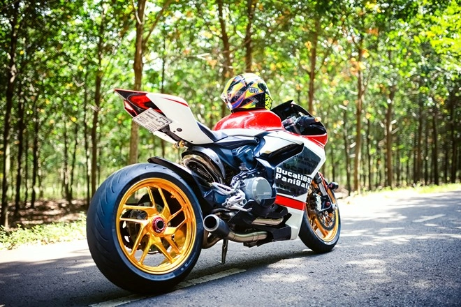 Ducati 899 panigale với mâm mạ chrome độc đáo của biker đồng nai - 1