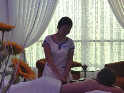 Giải tỏa stress bằng massage đá nóng - 2