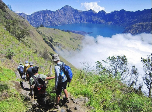 Gunung rinjani hành trình cheo leo bên miệng núi lửa - 1