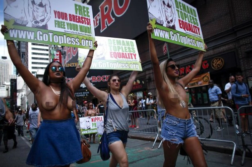 Hàng trăm phụ nữ thả rông ngực ở new york - 1